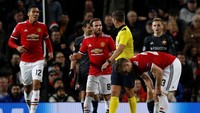 Para pemain MU masih tidak ngeh dengan keputusan tersebut sehingga meminta konfirmasi kepada wasit Gianluca Rocchi. (Foto: Phil Noble/Reuters)