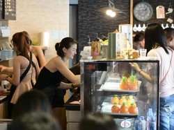 Viral, Foto Kedai Kopi yang Ramai Pengunjung Pria karena Pegawainya Cantik