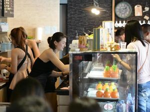 Viral, Foto Kedai Kopi yang Ramai Pengunjung Pria karena Pegawainya Cantik Viral, Foto Kedai Kopi yang Ramai Pengunjung Pria karena Pegawainya Cantik