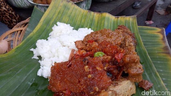 Uenak Tenan! Pagi Ini Sarapan Gudeg Legendaris Racikan Mbah Lindu