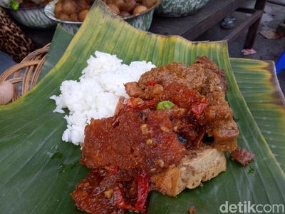 Uenak Tenan! Pagi Ini Sarapan Gudeg Legendaris Racikan Mbah Lindu