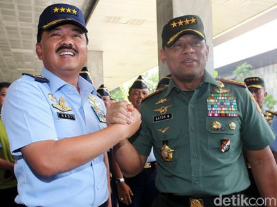 Foto: Momen Jenderal Gatot Antar Marsekal Hadi Ujian Panglima TNI