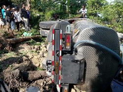 Diduga Sopir Ngantuk, Truk Tangki Tabrak dan Tewaskan Pelajar