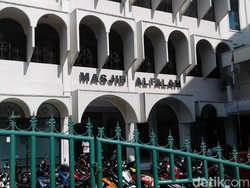 Kronologi Pria Berbaju Loreng Bobol Kotak Amal Masjid di Mampang