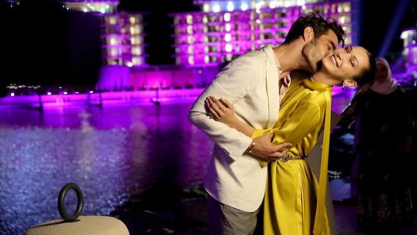 Muach...Pria Ini Cium Mesra Bella Hadid