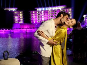 Muach...Pria Ini Cium Mesra Bella Hadid