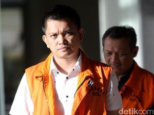 Beri Suap Selamatkan Ibu, Aditya Moha Divonis 4 Tahun Penjara Beri Suap Selamatkan Ibu, Aditya Moha Divonis 4 Tahun Penjara