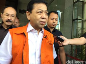 Usai Pelimpahan Tahap Dua, Novanto Lagi-lagi Tebar Senyuman