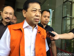 Usai Pelimpahan Tahap Dua, Novanto Lagi-lagi Tebar Senyuman