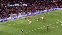 Maka berdasarkan peraturan tersebut, Dzagoev tidaklah offside. Blind dianggap sebagai pemain terakhir MU (yang bukan kiper), kendatipun ia berada di luar lapangan permainan. (Foto: Twitter @101greatgoals)