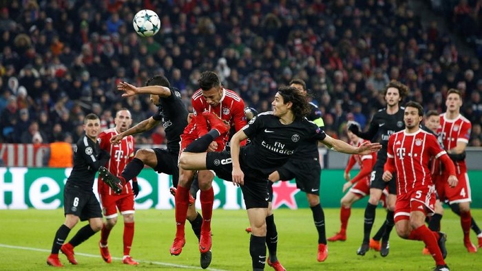 Soccer Football - Champions League - Bayern Munich vs Paris St Germain - Allianz Arena, Munich, Germany - December 5, 2017   Bayern Munichs Corentin Tolisso in action with Paris Saint-Germain’s Edinson Cavani                 REUTERS/Michaela Rehle