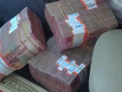 Sambil Nyetir, Pria Ini Pamer Uang Bergepok-gepok