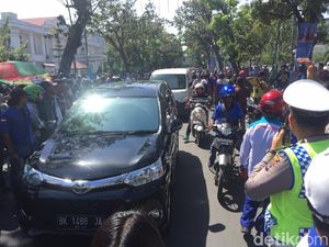 Buruh Demo di Kantor Gubernur Sumut Tuntut UMK Rp 2,7 Juta