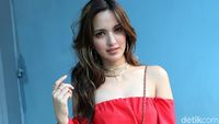Nia Ramadhani Pamer Bahu hingga Pria Ini Cium Mesra Bella Hadid