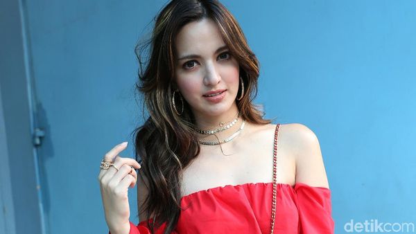 Nia Ramadhani Pamer Bahu hingga Pria Ini Cium Mesra Bella Hadid