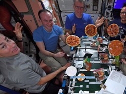 Serunya Astronot Bikin Pizza di Luar Angkasa