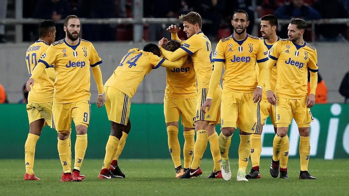 Juventus merayakan gol Federico Bernardeschi (Costas Baltas/Reuters)