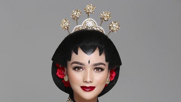 Foto: Citra Kirana Sang Calon Manten Makeup Manglingi Pakai Lipstik Merah