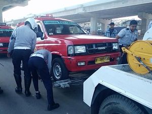 Dishub Derek 6 Angkot yang Parkir Liar di Kalimalang Dishub Derek 6 Angkot yang Parkir Liar di Kalimalang