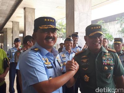 Komando! Senyum Marsekal Hadi-Jenderal Gatot Jelang Uji Calon Panglima