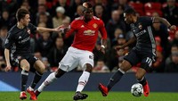 Paul Pogba berusaha melewati Vitinho dan Aleksandr Golovin. Phil Noble/Reuters.