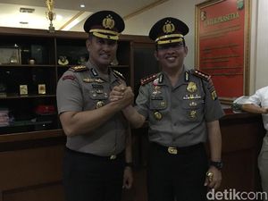 Dilepas sebagai Kapolres Jakpus, Kombes Suyudi Dibopong Anak Buah Dilepas sebagai Kapolres Jakpus, Kombes Suyudi Dibopong Anak Buah