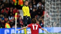 Rupanya Dzagoev jadi onside berkat Daley Blind, yang sebelumnya meluncur keluar lapangan. Pemain yang keluar lapangan tanpa seizin wasit dianggap berdiri di garis gawangnya sendiri. (Foto: Gareth Copley/Getty Images)