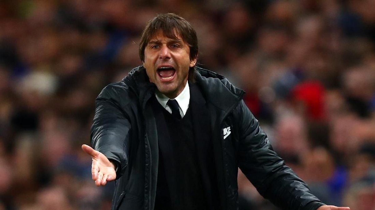 Antonio Conte (Chelsea) didenda FA. (Foto: Clive Rose/Getty Images)