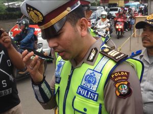 Halo... Polisi Telepon Orang Tua Pengendara Motor di Bawah Umur