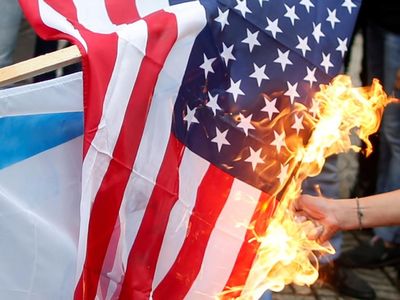 Foto: Warga Palestina Bakar Bendera AS dan Israel di Gaza