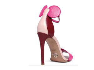 Sepatu High Heels Minnie Mouse Ini sedang Tren di Instagram