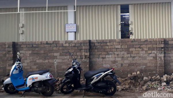 Ini Penampakan Benteng yang Tutup Minimarket di Lembang