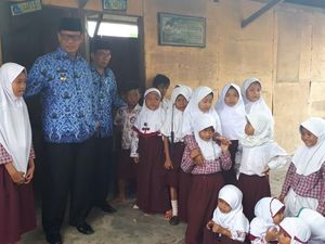 Beda Gaya Gubernur Banten dan Bupati Tatu Soal SD Eks Kandang Kerbau