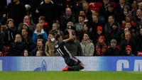 Vitinho merayakan gol. Phil Noble/Reuters.