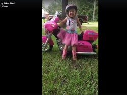 Bingung Mendirikan Moge yang Jatuh? Lihat Cara Anak Perempuan Ini