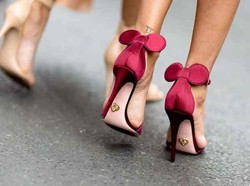 Pakai Heels 12 Cm, Wanita Penyapu Jalanan Ini Curi Atensi