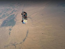 Mobil Bergambar Donald Trump Terjun dari Pesawat