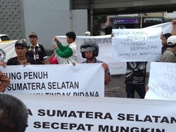 Masyarakat Demo Polda Sumsel untuk Tuntaskan OTT Pejabat Daerah
