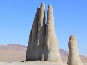 Foto: Tangan Raksasa Menyeruak di Gurun Pasir