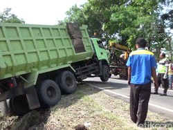 Petugas Evakuasi Truk yang Tutup Jalur Kereta di Tasikmalaya