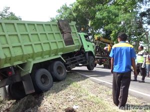 Petugas Evakuasi Truk yang Tutup Jalur Kereta di Tasikmalaya Petugas Evakuasi Truk yang Tutup Jalur Kereta di Tasikmalaya