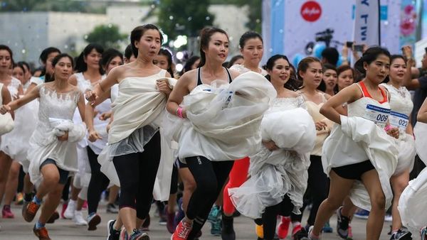 Unik! Ratusan Calon Pengantin Ini Ikuti Lomba Lari
