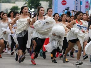 Unik! Ratusan Calon Pengantin Ini Ikuti Lomba Lari Unik! Ratusan Calon Pengantin Ini Ikuti Lomba Lari