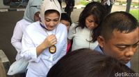 Momen Istri dan Anak Jenguk Setya Novanto di Rutan
