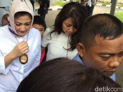 Usai Jenguk Suaminya, Istri Novanto Hanya Diam Sambil Gandeng Anak