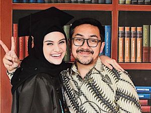 Zee Zee Shahab Lulus S2 dengan Cum Laude, Prabu: Keren Nggak Tuh!