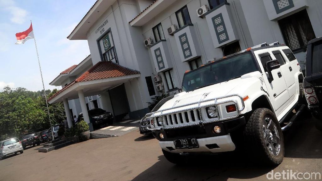 Foto: Melihat Lagi Deretan Mobil Mewah Bos First Travel Foto: Melihat Lagi Deretan Mobil Mewah Bos First Travel