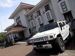 Kajari Depok Lihat-lihat Sederet Mobil Kasus Bos First Travel