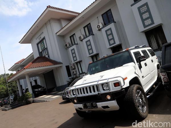 Foto: Melihat Lagi Deretan Mobil Mewah Bos First Travel