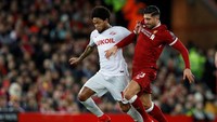 Emre Can berebut bola dengan Luiz Adriano. Phil Noble/Reuters.